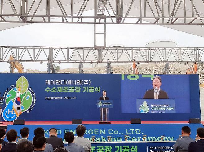 김건우 에쓰씨엔지니어링 회장이 지난 25일 울산시 온산국가산업단지 내 프로젝트 부지에서 열린 케이앤디에너젠 수소 생산공장 기공식에서 축사를 하고 있다. (사진=에쓰씨엔지니어링)