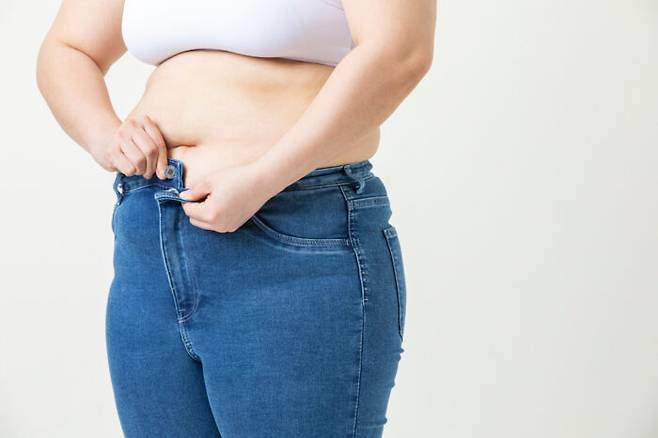 아침을 계속 거르면 에너지원이 부족해 활기찬 하루를 시작하기 어렵고 점심에 과식하기 쉬우며 결국 늦은 야식으로 이어지게 될 수 있다. [사진=클립아트코리아]