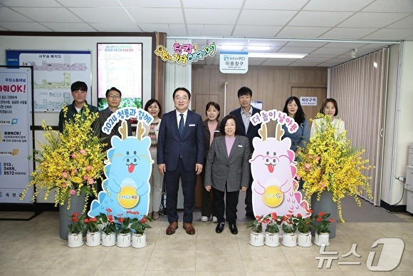 옥천군청 민원실 새 단장 후 기념촬영 장면 (옥천군 제공) /뉴스1