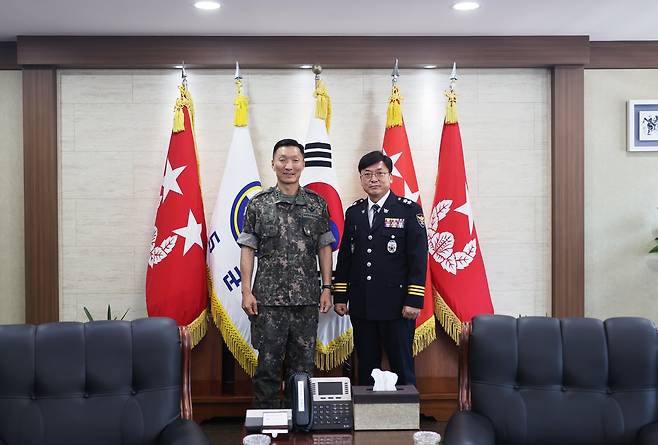 김호승 경기북부경찰청장(사진 오른쪽)이 26일 육군 제5군단을 방문해 김성민 5군단장과 경기북부지역의 안보 치안을 논의했다.(경기북부경찰청 제공)/뉴스1