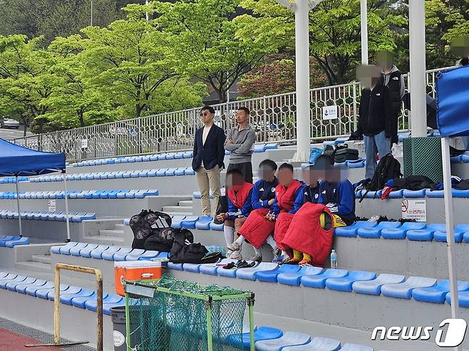 '세계적인 축구스타' 손흥민의 아버지 손웅정 SON아카데미 감독이 지난 4월 20일 강원 강릉강남축구공원 1구장에서 열린 SON아카데미U15와 평창유나이티드U15 경기를 지켜보고 있다.2024.4.20/뉴스1 ⓒ News1 한귀섭 기자