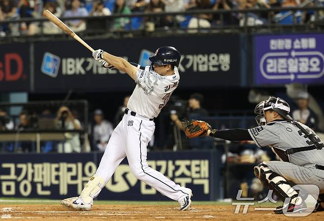 두산 김재환이 12일 오후 서울 송파구 잠실야구장에서 열린 '2024 신한 SOL 뱅크 KBO리그' 한화 이글스와 두산 베어스의 경기, 6회말 무사 1루 상황에서 안타를 치고 있다. 2024.6.12/뉴스1 ⓒ News1 김성진 기자