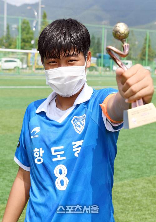 포항항도중 박제아가 25일 경남 창녕스포츠파크에서 진행된 ‘제28회 여왕기 전국여자축구대회’ 중등부 경북 포항항도중과 충주 예성여중의 결승전에서 우승을 차지하고 최우수선수로 선정된 뒤 트로피를 들고 포즈를 취하고 있다. 2020.08.25. 창녕 | 박진업기자 upandup@sportsseoul.com