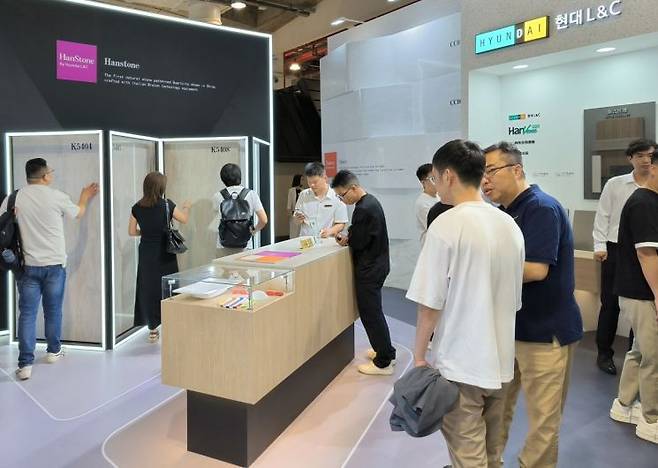 지난 22일(현지 시간), 중국 상하이 세계 엑스포 전시·컨벤션 센터에서 열린 ‘디자인 상하이(Design Shanghai) 2024’에서 관람객들이 현대L&C 제품을 살펴보는 모습. (사진=현대백화점그룹)