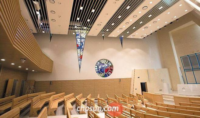 어느 자리에서도 신부와 수어가 잘 보이도록 계단식으로 설계된 에파타 성당 내부 모습.