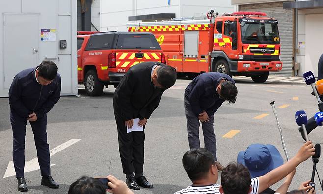 6월 25일 경기도 화성시 서신면 리튬전지 공장 화재 현장에서 박순관 에스코넥 대표가 사과하고 있다. / 연합뉴스