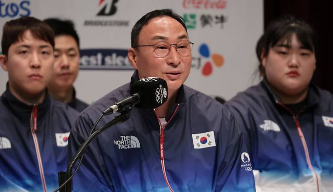 <YONHAP PHOTO-4573> 인사말하는 장재근 선수촌장    (진천=연합뉴스) 김인철 기자 = 장재근 선수촌장이 26일 충북 진천국가대표선수촌 챔피언하우스에서 열린 2024 파리하계올림픽 D-30 미디어데이 대한민국 선수단 기자회견에서 인사말을 하고 있다. 2024.6.26    yatoya@yna.co.kr/2024-06-26 11:25:53/<저작권자 ⓒ 1980-2024 ㈜연합뉴스. 무단 전재 재배포 금지, AI 학습 및 활용 금지>