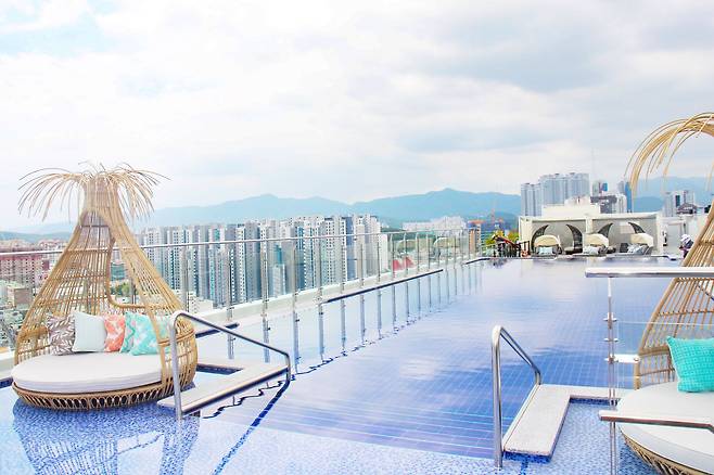 이도(YIDO)가 소유 중인 대구메리어트 호텔의 루프탑 풀 '어반 씨엘로'./이도 제공