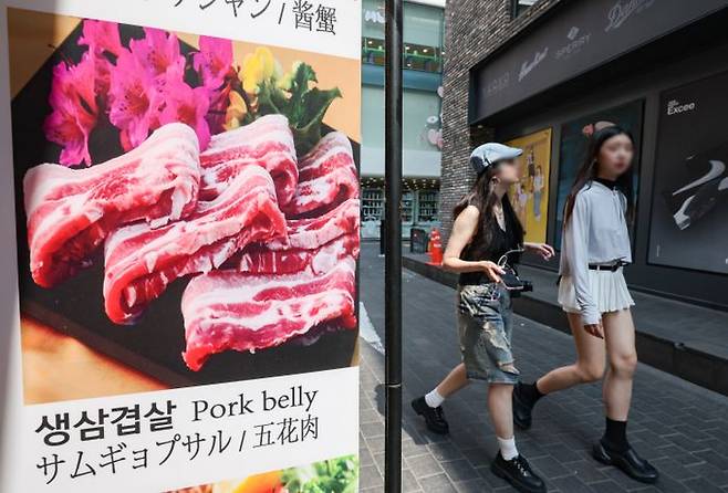 서울 중구 명동 거리 음식점에 게시된 삼겹살 광고물의 모습. 사진과 기사 내용은 무관함.ⓒ뉴시스
