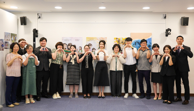 김건희 여사가 26일 서울 광진구 보건복지부 국립정신건강센터에서 '회복과 위로를 위한 대화' 참석자들과 간담회를 마친 뒤 기념촬영을 하고 있다. 대통령실 제공