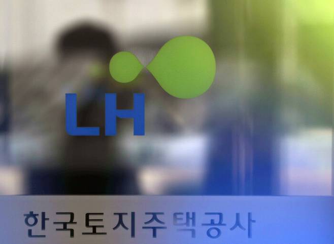 경남 진주시 충무공동에 있는 한국토지주택공사(LH) 본사 로고. 연합뉴스