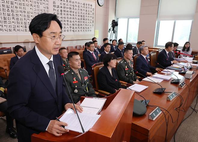 신범철 전 국방부 차관이 21일 오전 국회 법제사법위원회에서 열린 ‘순직 해병 진상규명 방해 및 사건은폐 등의 진상규명을 위한 특별검사 임명법’(채상병특검법)에 대한 입법청문회에서 증인선서 거부 소명을 하고 있다. 연합뉴스