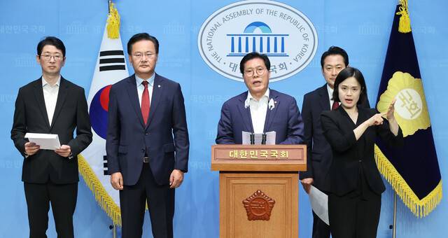 민의힘 국회 법제사법위원회 소속 위원들이 25일 오후 국회 소통관에서 민주당 ‘방송장악3법\' 강행처리 규탄 성명을 발표하고 있다. 연합뉴스