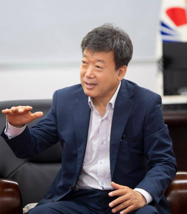 남한권 울릉군수가 '먼섬 지원 특별법'과 대형 크루즈 취항에 이어 공항이 개항하면 울릉도가 대한민국을 넘어 세계의 명소로 우뚝 설 것이라고 말하고 있다. 울릉군 제공