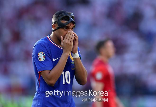 26일 BVB 스타디온 도르트문트에서 열린 폴란드와 프랑스의 유로 2024 조별리그 D조 3차전. 경기 중 코를 만지는 음바페의 모습. 사진=게티이미지