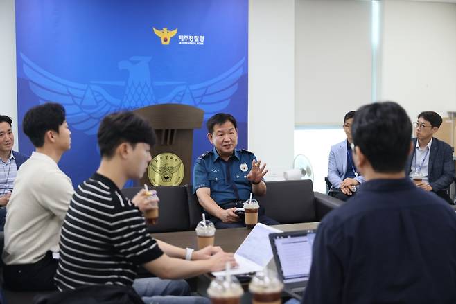 오늘(26일) 제주경찰청에서 곽병우 차장이 기자들과 만나 질문에 답하는 모습