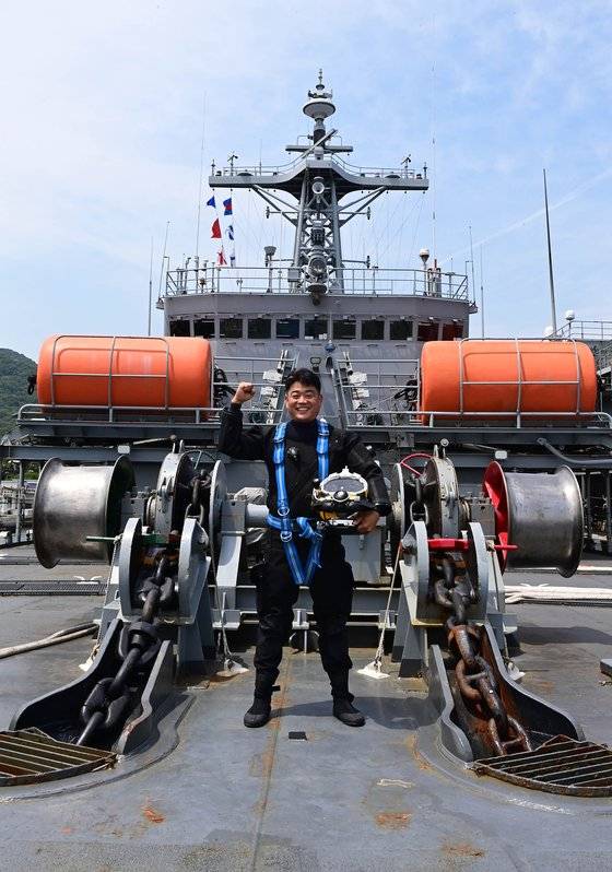 SSU 김동완 상사는 인터뷰하면서 자주 눈시울을 붉혔다. 그가 구조에 참가한 참수리정, 천안함, 세월호 모두 슬픈 사연이 넘쳐났기 때문이다. 그는 “수심이 아무리 얕아도, 바닷속은 절대 모릅니다. SSU는 어떤 작전도 쉽다고 말하지 않습니다”라고 힘줘 말했다. [사진 해군]