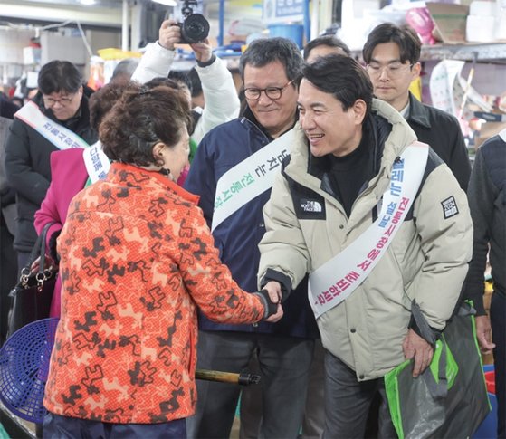 김진태 강원특별자치도지사가 2월 8일 설 연휴를 앞두고 강릉 주문진수산시장을 방문해 상인들과 인사하고 있다. / 사진:강원특별자치도청