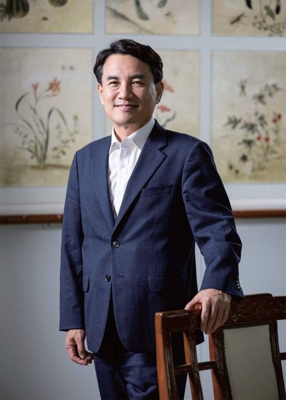 김진태 지사가 6월 11일 춘천 강원특별자치도청에서 월간중앙과 인터뷰한 뒤 기념촬영을 하고 있다.
