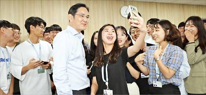 이재용 삼성전자 회장이 부회장 시절인 2019년 8월 삼성청년SW아카데미(SSAFY) 광주캠퍼스를 방문해 교육생들과 휴대폰으로 사진을 찍고 있다.  삼성전자 제공