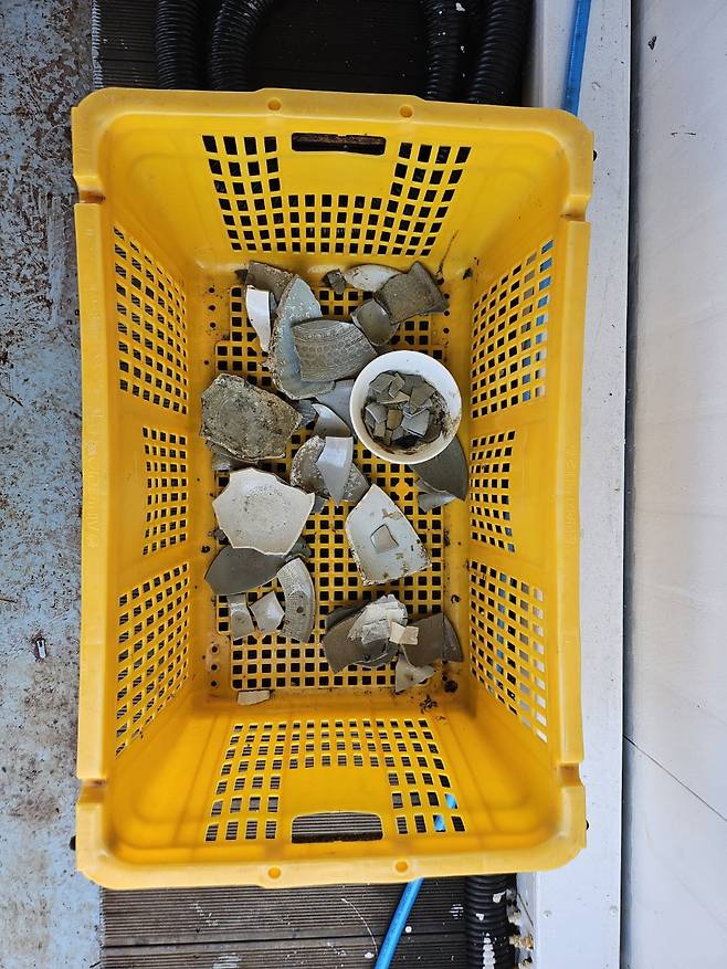 고군산도 해역 잠수통제실에서 임시 보관중인 출수 유물들. 해당 유물은 국립해양유산연구소로 옮겨져 정밀조사 및 복원보존 절차를 밟는다. /군산=안시욱 기자