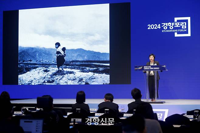 캐시 박 홍 미국 UC버클리대 영문과 교수가 26일 서울 중구 롯데호텔에서 열린 <2024 경향포럼>에서 ‘무엇이 분열을 만드는가’를 주제로 강연을 하고 있다. 문재원 기자