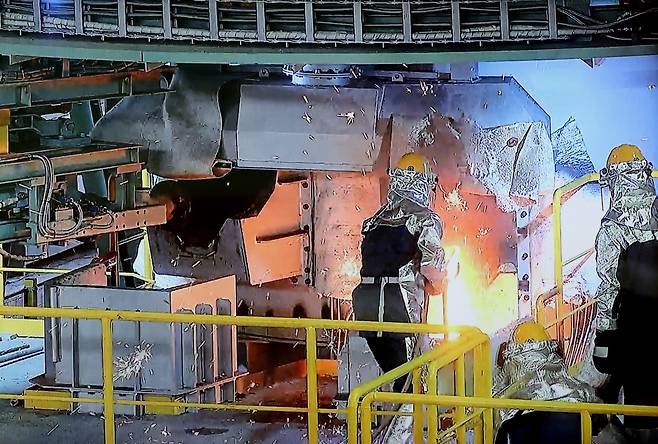 Posco engineers extract molten iron from the electric smelting furnace at the Pohang plant on April 18. (Posco)