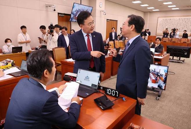 더불어민주당 소속 정청래 위원장(왼쪽)과 유상범 국민의힘 의원(가운데), 김승원 민주당 간사가 25일 오전 국회에서 열린 법제사법위원회 전체회의에서 논쟁하고 있다. 연합뉴스