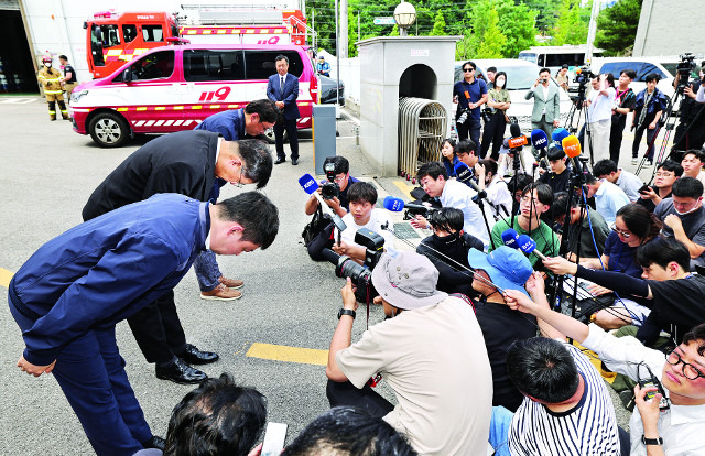리튬배터리 제조업체 아리셀의 모회사인 에스코넥 박순관(왼쪽 두 번째) 대표가 25일 경기 화성시 화재 현장 앞에서 전날 참사에 대해 고개 숙여 사과하고 있다. 박 대표는 “국가적으로 너무 큰 물의를 일으켜 굉장히 송구스럽다”고 말했다. 화성=최현규 기자