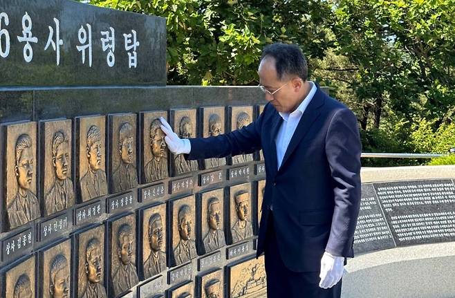 제22대 국회 원 구성 결과에 대한 책임으로 사의를 표명한 추경호 국민의힘 원내대표가 25일 인천 옹진군 백령도를 방문, 천안함 46용사 위령탑에 참배하고 있다. /사진=국민의힘 제공