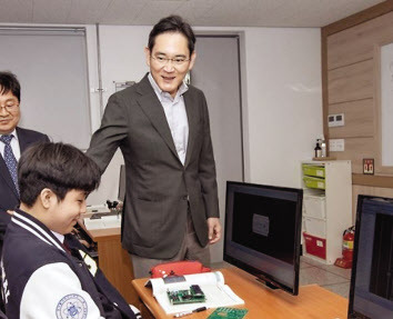 이재용 삼성전자 회장이 경북 구미시 구미전자공업고등학교를 찾아 학생들을 독려하는 모습 [삼성전자 제공]