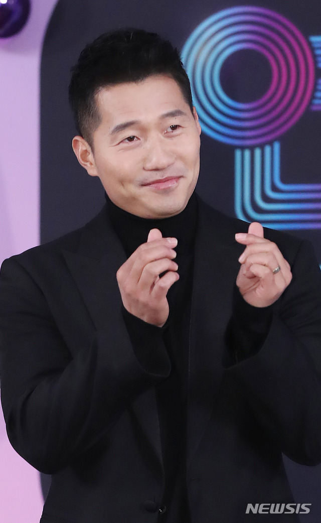 [서울=뉴시스]조수정 기자 =  2019 KBS 연예대상 시상식이 열린 21일 오후 서울 여의도 KBS에서 '개훌륭' 반려견 훈련사 강형욱이 레드카펫으로 들어서며 포즈를 취하고 있다. 2019.12.21. chocrystal@newsis.com