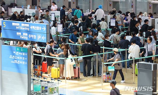 [인천공항=뉴시스] 황준선 기자 = 17일 인천국제공항이 여행객으로 붐비고 있다.국토교통부에 따르면 올해 1~5월 한국과 미국을 오간 항공 승객 수가 213만6713명(출발·도착 합산)을 기록, 역대 최다 수준인 것으로 나타났다. 엔데믹으로 출장·관광 수요가 늘고, 인천국제공항을 통해 미국으로 향하는 아시아 지역 환승객 증가가 더해진 데 따른 것으로 해석된다. 2024.06.17. hwang@newsis.com