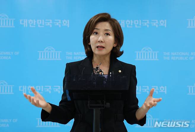 [서울=뉴시스] 고승민 기자 = 국민의힘 당대표 선거에 출마하는 나경원 의원이 25일 서울 여의도 국회 소통관에서 취재진 질문에 답하고 있다. 2024.06.25. kkssmm99@newsis.com