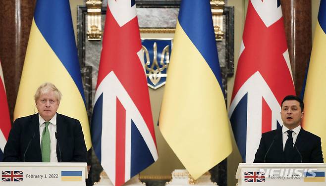 [키이우=AP/뉴시스]보리스 존슨(왼쪽) 당시 영국 총리와 볼로디미르 젤렌스키 우크라이나 대통령이 2022년 2월1일(현지시각) 우크라이나 수도 키이우에서 공동기자회견을 하고 있다. 2024.06.26.