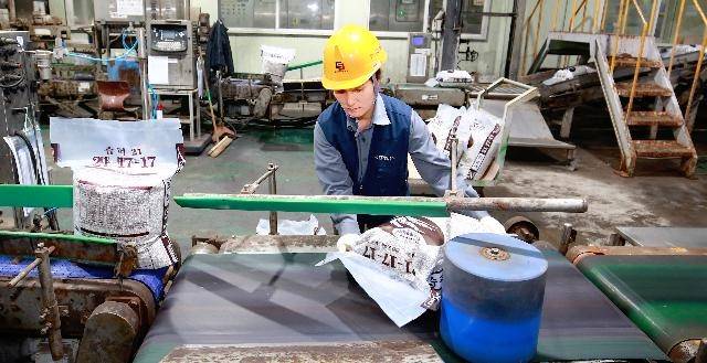 전남 여수에 자리한 남해화학 공장에서 직원들이 NK비료 등 각종 제품을 생산하고 있다. 남해화학
