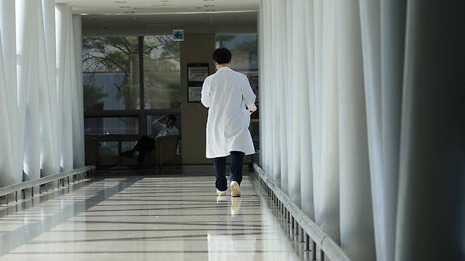 19일 오전 서울 시내 한 대학병원에서 의료 관계자가 이동하고 있다. 사진 : 연합뉴스