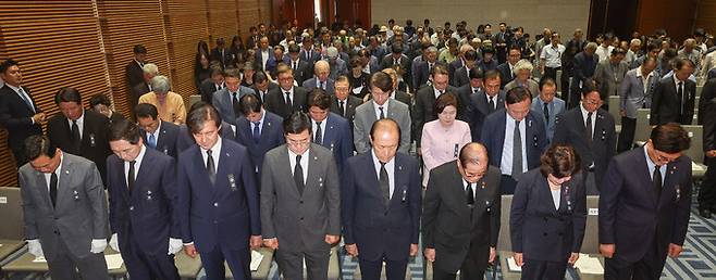 26일 서울 용산구 백범김구기념관에서 열린 '백범 김구 선생 제75주기 추모식'에서 참석자들이 묵념을 하고 있다. 앞줄 오른쪽부터 우원식 국회의장, 강정애 국가보훈부 장관, 이종찬 광복회장, 국민의힘 황우여 비상대책위원장, 더불어민주당 박찬대 당대표 직무대행 겸 원내대표, 조국혁신당 조국 대표, 국민의힘 김기현 의원.