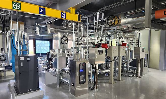 울산 북구 율동열병합발전소 2층에는 수소로 전기를 만들면서 발생한 열을 저장하는 축열기 등이 설치돼 있다. 온수를 배관을 통해 바로 옆 아파트에 보내 난방 등에 사용한다.