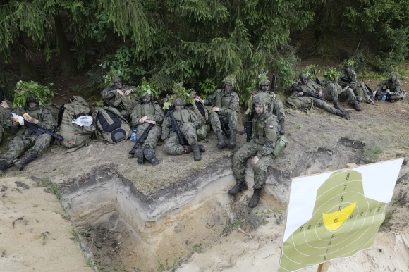 폴란드 육군 훈련 캠프 - 2024년 6월 20일(현지시간) 폴란드 북동부 포들라스키에주(州) 노보그루트(Nowogród)에서 폴란드 육군 훈련캠프 지원자들이 기초 훈련 중 휴식을 취하고 있다. 폴란드 육군은 전투에서 젊은 자원자들을 훈련시키기 위해 이번 여름 “육군과 함께하는 휴가”이라고 불리는 프로그램을 시작했다. 북대서양조약기구(나토)의 동쪽 측면을 따라 있는 폴란드 등 국가들은 이웃 국가인 우크라이나에서 러시아가 우세할 경우 언젠가 자신들을 공격할 수도 있다고 우려하면서 방어를 강화하고 있다. / 사진=AP 연합뉴스