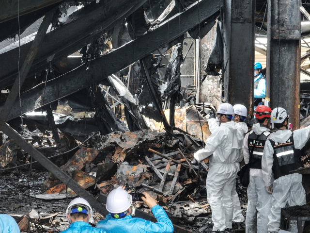 지난 25일 경기도 화성시 서신면 리튬전지 공장 화재 현장에서 경찰과 소방, 국립과학수사연구원, 국토안전연구원, 고용노동부, 산업안전관리공단 등 관계자들이 화재 원인을 찾기 위한 합동 감식을 하고 있다. 연합뉴스