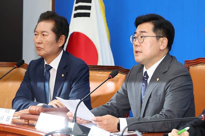 박찬대 더불어민주당 당대표 직무대행 겸 원내대표(오른쪽)가 26일 오전 서울 여의도 국회에서 열린 최고위원회의에서 발언하고 있다. ⓒ연합뉴스