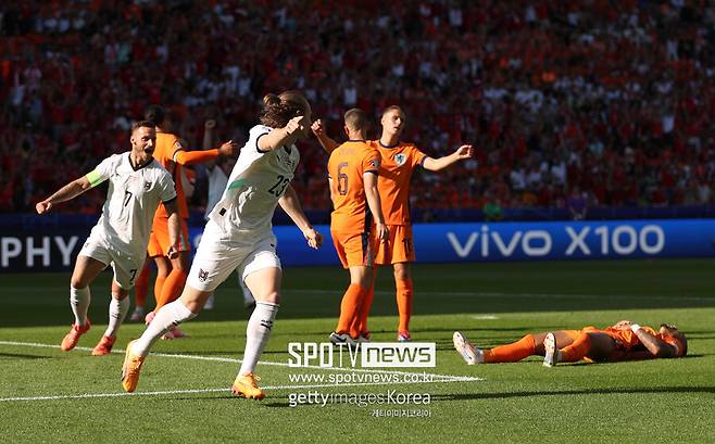 ▲ 네덜란드는 독일 베를린에 위치한 올림피아슈타디온 베를린에서 열린 유럽축구연맹(UEFA) 유럽축구선수권대회(유로2024) D조 조별리그 최종전(3차전)에서 오스트리아에 2-3으로 졌다. 이들은 무승부만 거둬도 16강에 직행할 수 있었던 상황이었다. 하지만 네덜란드 계획은 킥오프 휘슬이 울리고 6분 만에 꼬였다. 자책골로 리드를 허용했고 후반전에도 연속 난타전에 집중력 부재를 연달아 노출했다