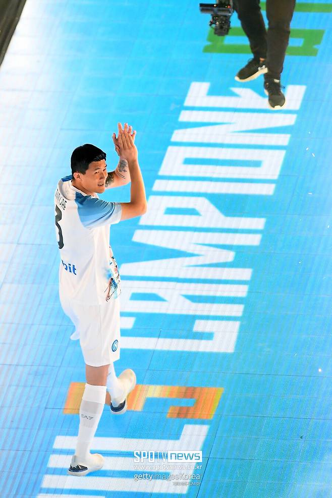 ▲ 김민재의 바이에른 뮌헨 생활은 순탄한 적이 없다. 바이에른 뮌헨이 대대적인 수비 개편을 검토하는데 잔류가 유력했던 김민재에게도 칼바람이 불 거라는 보도다. 지난 시즌 김민재에게 혹평을 가했던 독일 매체 '키커'가 "바이에른 뮌헨이 올해 여름 에릭 다이어를 제외한 나머지 기존 중앙 수비들을 처분할 가능성이 있다. 다른 팀에서 적절한 이적 제안이 온다면 마티아스 더 리흐트, 다요 우파메카노를 매각할 방침이다. 김민재도 마찬가지"라고 알렸다. 매체에 따르면 바이에른 뮌헨 팀 내부에선 김민재가 나폴리 시절 퍼포먼스를 바이에른 뮌헨에서 구현할 수 있을지 의구심을 품고 있었다