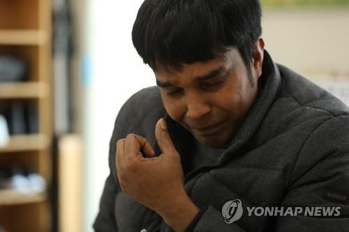 연합뉴스와 인터뷰 중에 눈물을 흘리는 방글라데시 출신 이주노동자 아지트 씨 [촬영 이건희]