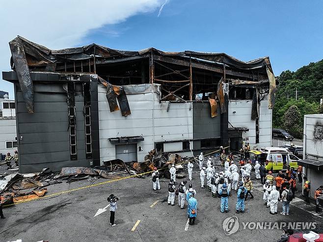 화성 리튬전지 공장 화재 합동감식 (화성=연합뉴스) 홍기원 기자 = 지난 25일 경기도 화성시 서신면 리튬전지 공장 화재 현장에서 경찰과 소방, 국립과학수사연구원, 국토안전연구원, 고용노동부, 산업안전관리공단 등 관계자들이 화재 원인을 찾기 위한 합동 감식을 하고 있다.
    지난 24일 오전 10시 31분 화성시 서신면 전곡리 소재 일차전지 업체인 아리셀 공장에서 화재가 발생해 다수의 사상자가 발생했다. 2024.6.25 [공동취재] xanadu@yna.co.kr