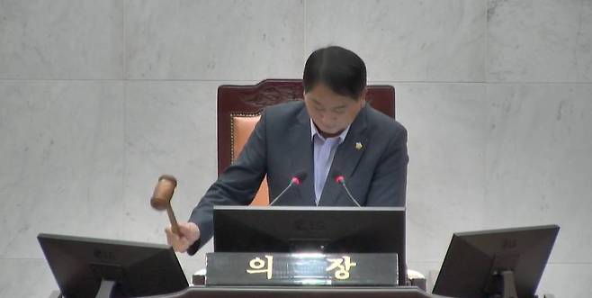 26일 열린 충남 예산군의회에서 의장 선출하는 이상우 의장 [충남 예산군의회 홈페이지 캡처. 재판매 및 DB 금지]