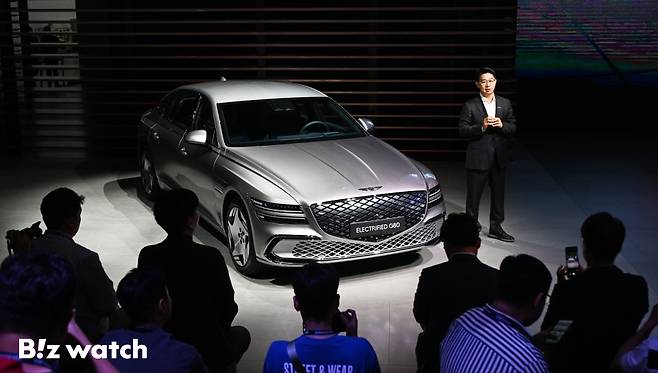 제네시스가 27일 부산 벡스코에서 열린&nbsp;'2024 부산모빌리티쇼' 미디어 프리뷰에 참가해 제네시스 G80 부분변경모델을 선보이고 있다./사진=이명근 기자 qwe123@