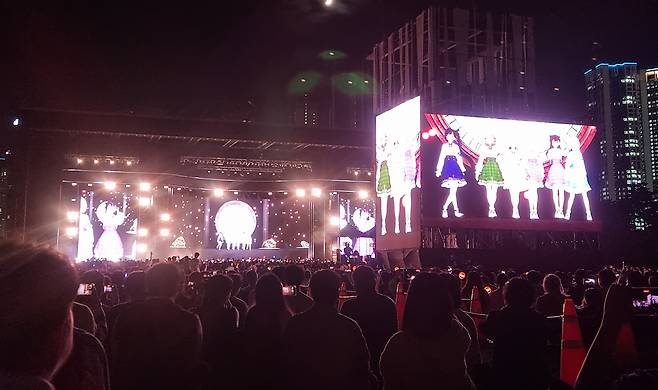 지난해 9월 '이세계 페스티벌' 현장 '이세계 아이돌' 무대.