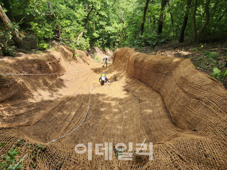 산사태 피해가 발생한 경주 국립공원의 식생네트 설치 현황. (사진=산림청 제공)